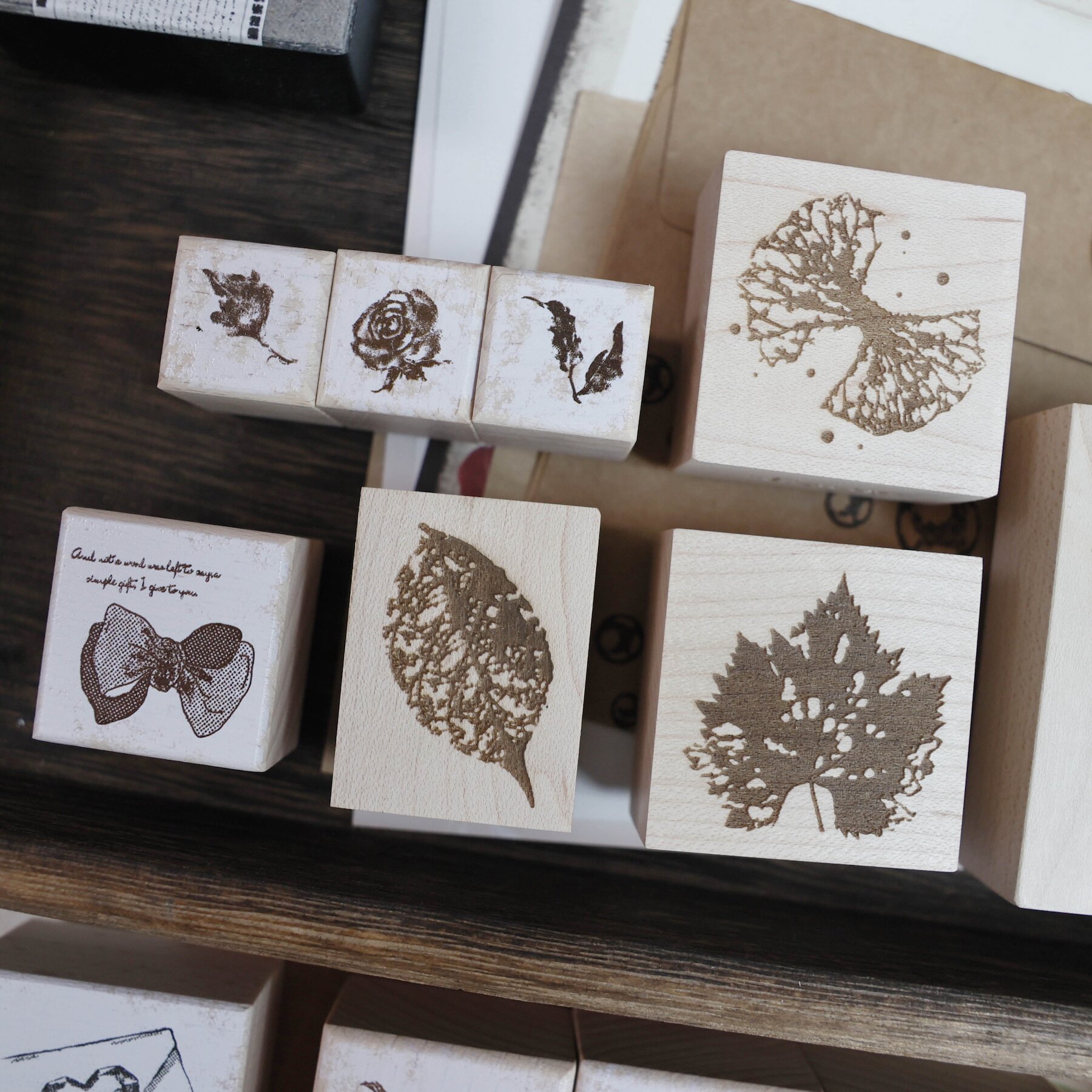 2匹のアライグマヴィンテージ弓文字花蝶木製ゴムスタンププラン - Butterfly Rubber Sheet のレビューと価格
